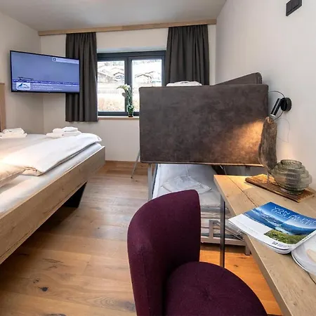 Lägenhetshotell Emma Deluxe Mit Beheizten Aussenpool Direkt Beim Skibus Piesendorf