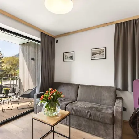 Aparthotel Emma Deluxe Mit Beheizten Aussenpool Direkt Beim Skibus *