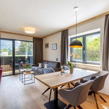 アパートホテル Emma Deluxe Aparthotel, Aircondition, Ganzjaehrig Beheizter Aussenpool & Skibus Direkt Vor Der Tuer 4*