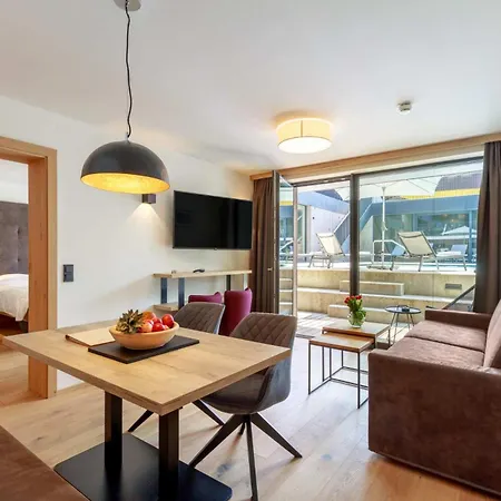 Emma Deluxe Mit Beheizten Aussenpool Direkt Beim Skibus