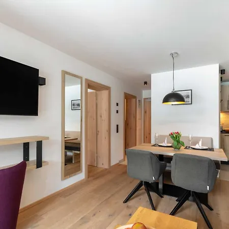 Aparthotel Emma Deluxe Mit Beheizten Aussenpool Direkt Beim Skibus