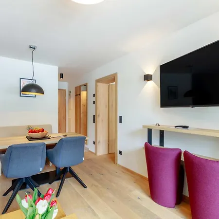 Aparthotel Emma Deluxe Mit Beheizten Aussenpool Direkt Beim Skibus