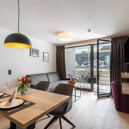 Aparthotel Emma Deluxe Mit Beheizten Aussenpool Direkt Beim Skibus Piesendorf