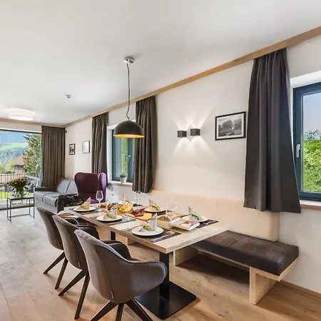 Aparthotel Emma Deluxe Direkt Beim Skibus Ganzjaehrig Beheizter Aussenpool 4*