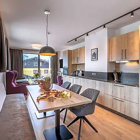 Aparthotel Emma Deluxe Aparthotel, Aircondition, Ganzjaehrig Beheizter Aussenpool & Skibus Direkt Vor Der Tuer