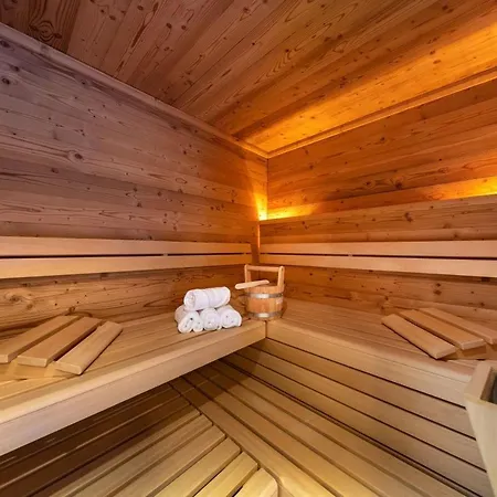 Aparthotel Emma Deluxe Aparthotel, Aircondition, Ganzjaehrig Beheizter Aussenpool & Skibus Direkt Vor Der Tuer 4*